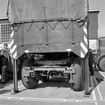 837633 Afbeelding van de demonstratie van een vrachtwagen met oplegger (systeem Huckepack) van de Deutsche Bundesbahn ...